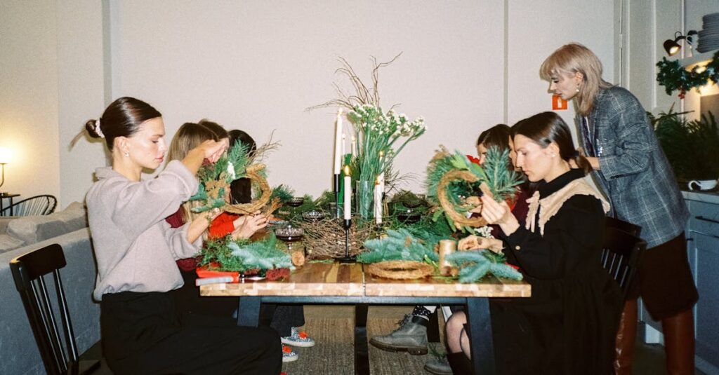 現代の漫画家やYouTuberが昭和ギャグ漫画に影響を受けていることを示すコラージュ図