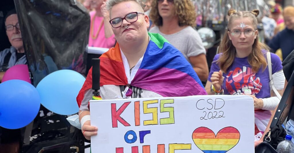 令和にリメイクされた『うる星やつら』と1980年代のアニメ版との比較を示すビジュアル