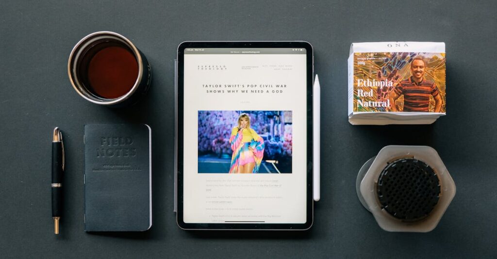 タブレットで『デビルマン』を読むシーン。電子書籍の利便性を強調したイラスト。