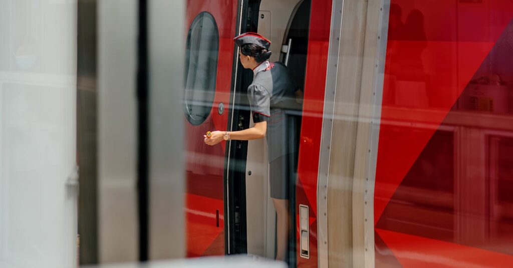 顔の見えないミステリアスな車掌が銀河鉄道の車内に立つ、不思議で安心感のある雰囲気
