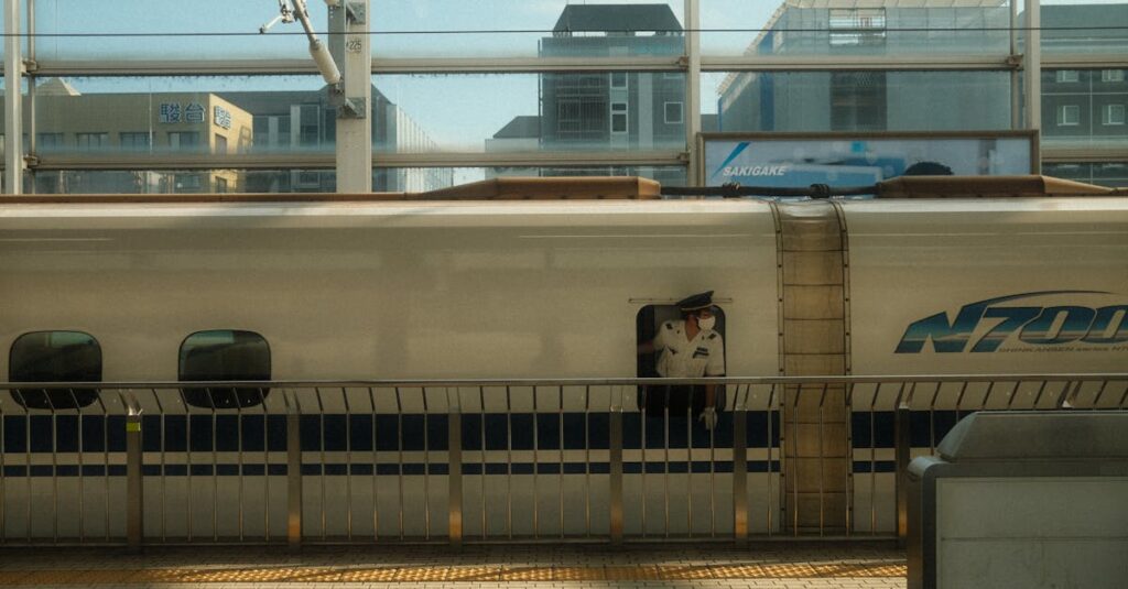 銀河鉄道の列車内で静かに佇む車掌の姿、ミステリアスで優しい雰囲気を持つ男性キャラ