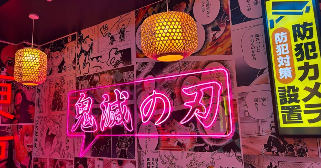 藤子不二雄の作品をアニメ、映画、記念館で楽しむ家族のシーン。初心者向けの楽しみ方を象徴する楽しいイラスト。