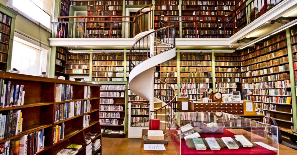 図書館のコミックコーナーで『三国志』を探している人のイラスト。紙の長編漫画を読む環境が整っている様子を柔らかな漫画風で描写。