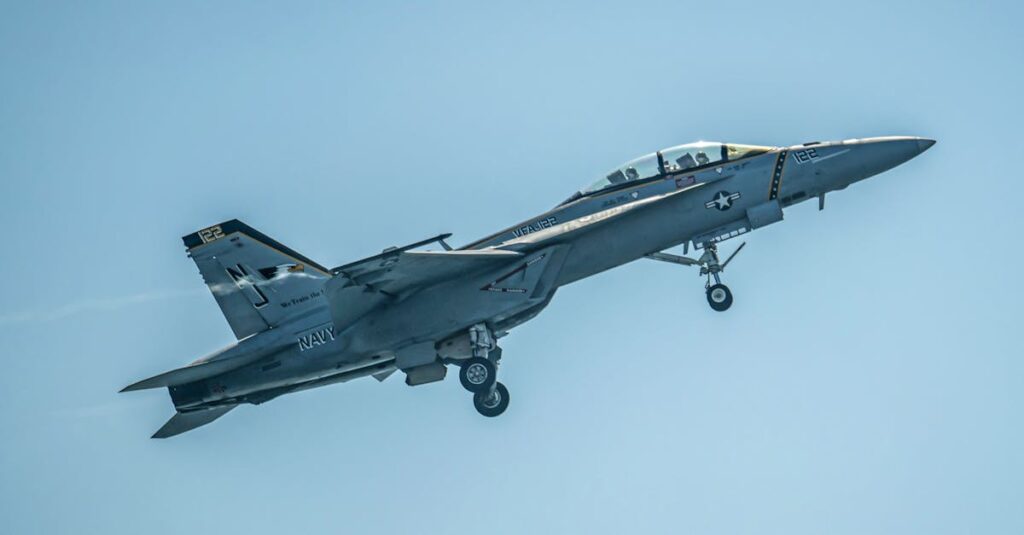 藤子不二雄Aと藤子F不二雄のインタビューシーンを描いたイラスト。温かく穏やかなFと冷静で理知的なAの対比。