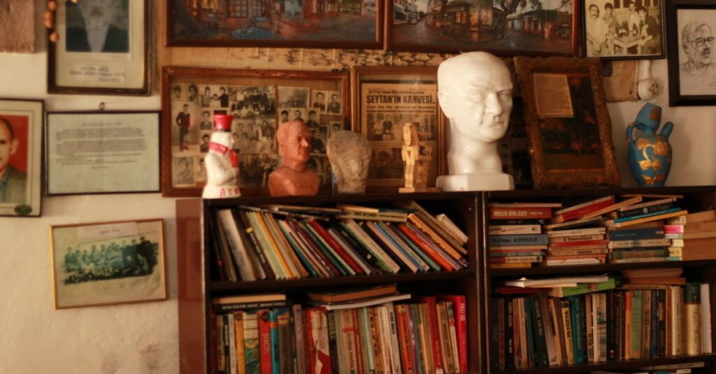 親子が昭和ギャグ漫画を読みながら笑い合う様子を描いた微笑ましいシーン