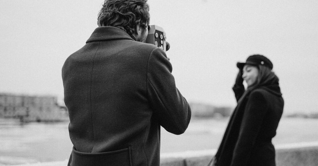 水木しげるの妖怪マンガが宿す哲学・風刺・郷愁の世界観を象徴するまんが風イラスト。自然と妖怪、人間の影が柔らかく描かれている。