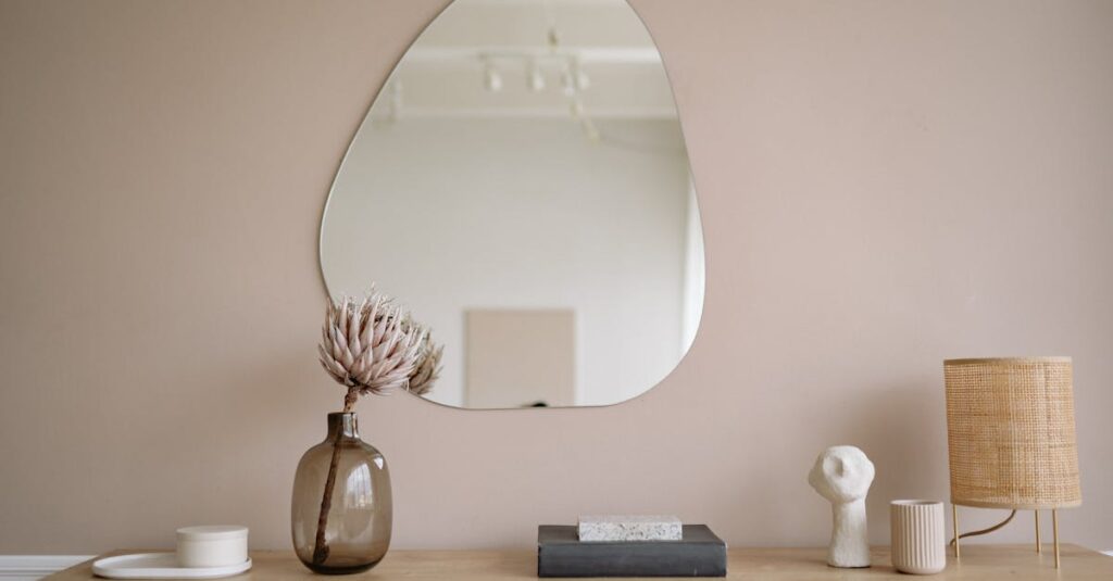 藤子不二雄Aと藤子F不二雄の作風を象徴する対照的なイラスト。明るく希望に満ちたFの世界と、影のあるAの世界が対比されている。