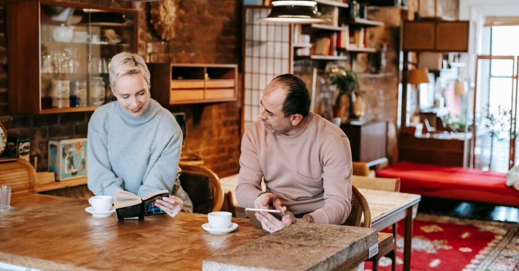 漫画『三国志』を合法的に無料で楽しむ4つの方法を、スマホや図書館で読んでいる人の優しいタッチで描いたイラスト。