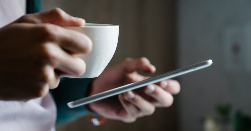 スマホで漫画アプリを使って読む人のイラスト。毎日ログインして1話ずつ進めるイメージ。