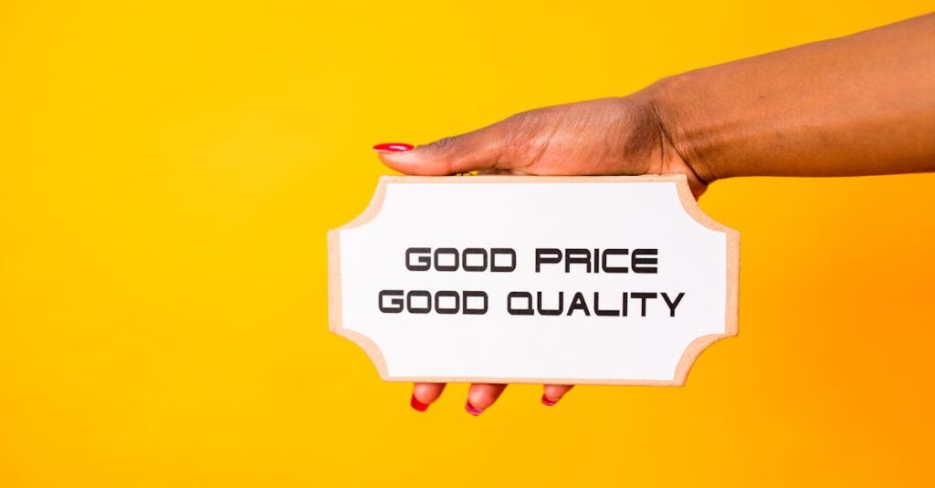 電子書籍ストアで漫画のセールやクーポンをチェックしているスマホの画面を柔らかな漫画調で描いたイラスト。