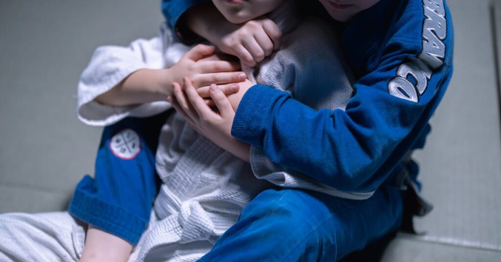 宇宙を走る列車の中で希望に満ちた表情を見せる少年鉄郎の姿