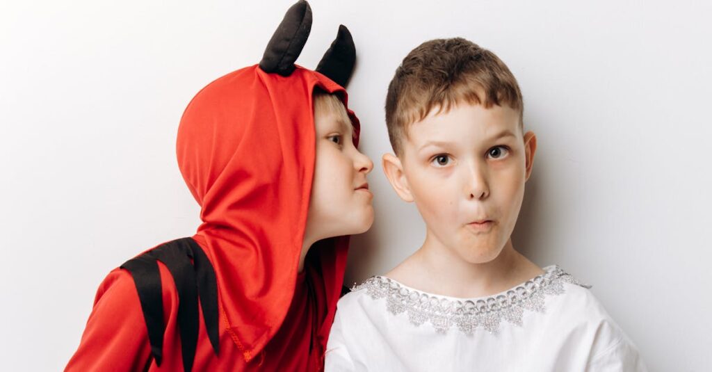 『デビルマン』のテーマである善悪の対立を描いたビジュアル。永井豪のダークで深いテーマが表現されたイラスト。